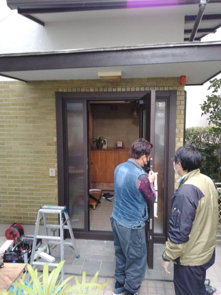 玄関ドアカバー工法　広島リフォーム　玄関ドア