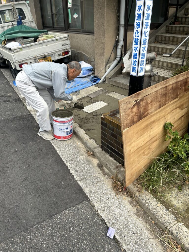 「玄関下土間モルタル仕上げ」広島市南区東霞町　旧ショウルームリフォーム工事　施工中ブログ