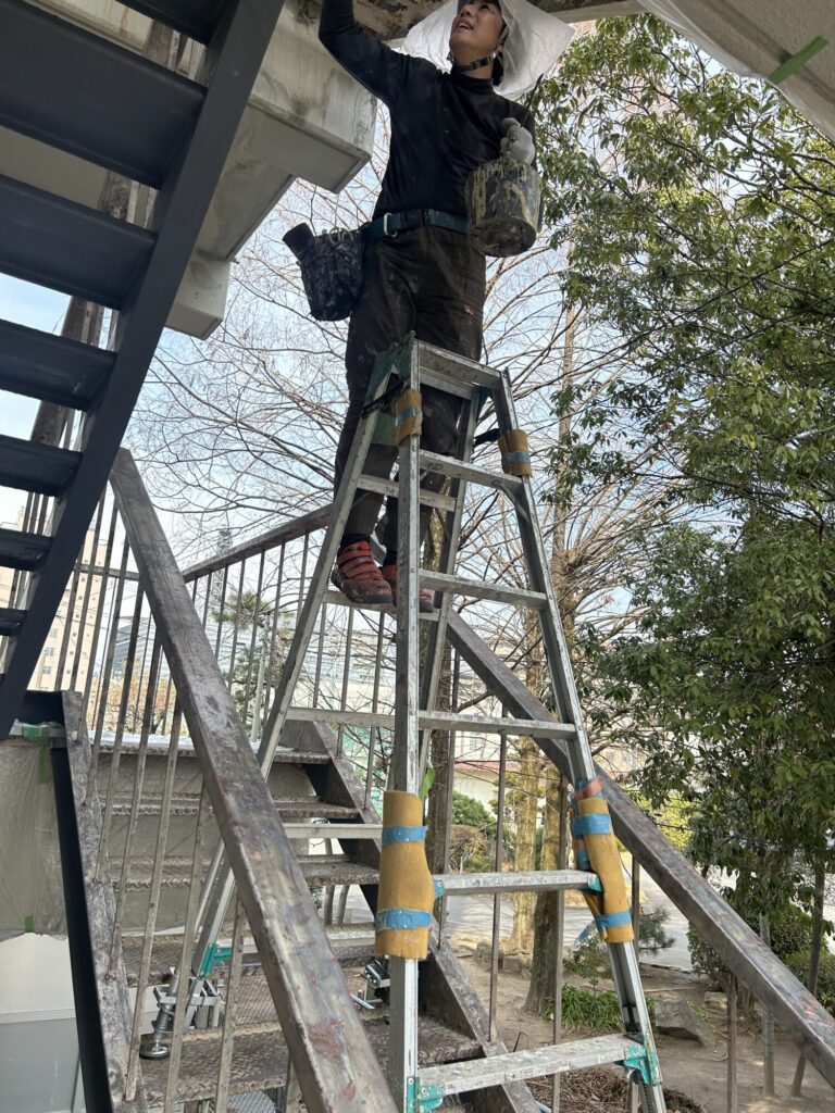 「本館外部階段塗装工事」広島市南区皆実町　