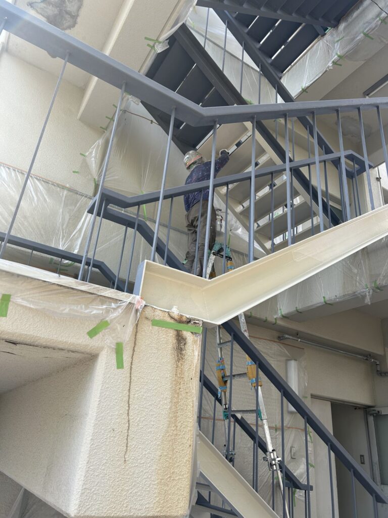 「県工本館外部階段塗装工事」広島市南区皆実町県立工業高校関連工事　施工中ブログ
