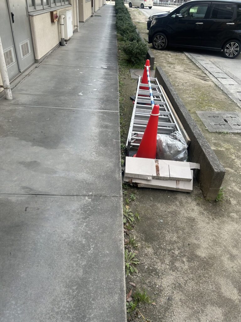 「渡り廊下箱樋取り付け」広島市南区出汐町　県立工業高校関連工事　施工中ブログ