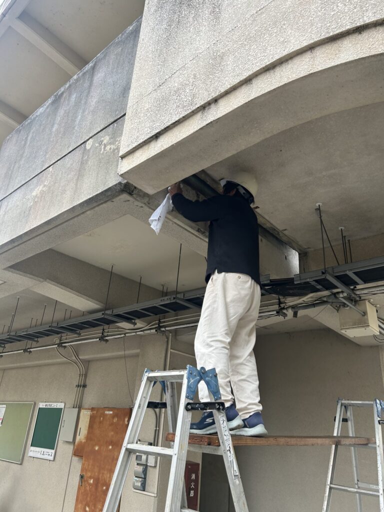 「化学棟渡り廊下箱樋取り付け工事」広島市南区出汐町　広島県立工業高校関連工事　施工中ブログ